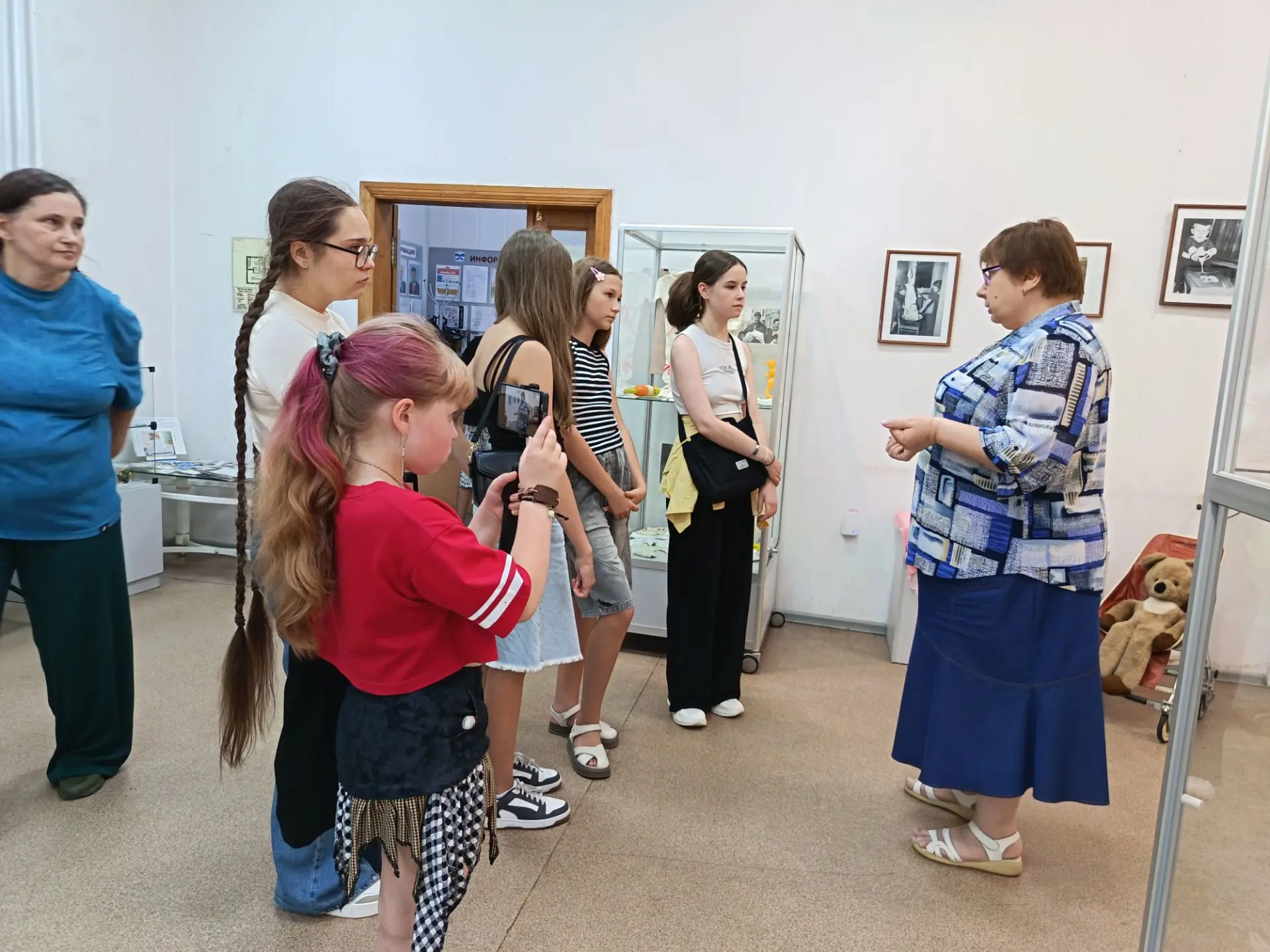 Гостями нашего музея сегодня стали участники инклюзивной медиапрогулки. Это ребята из Серова и Екате