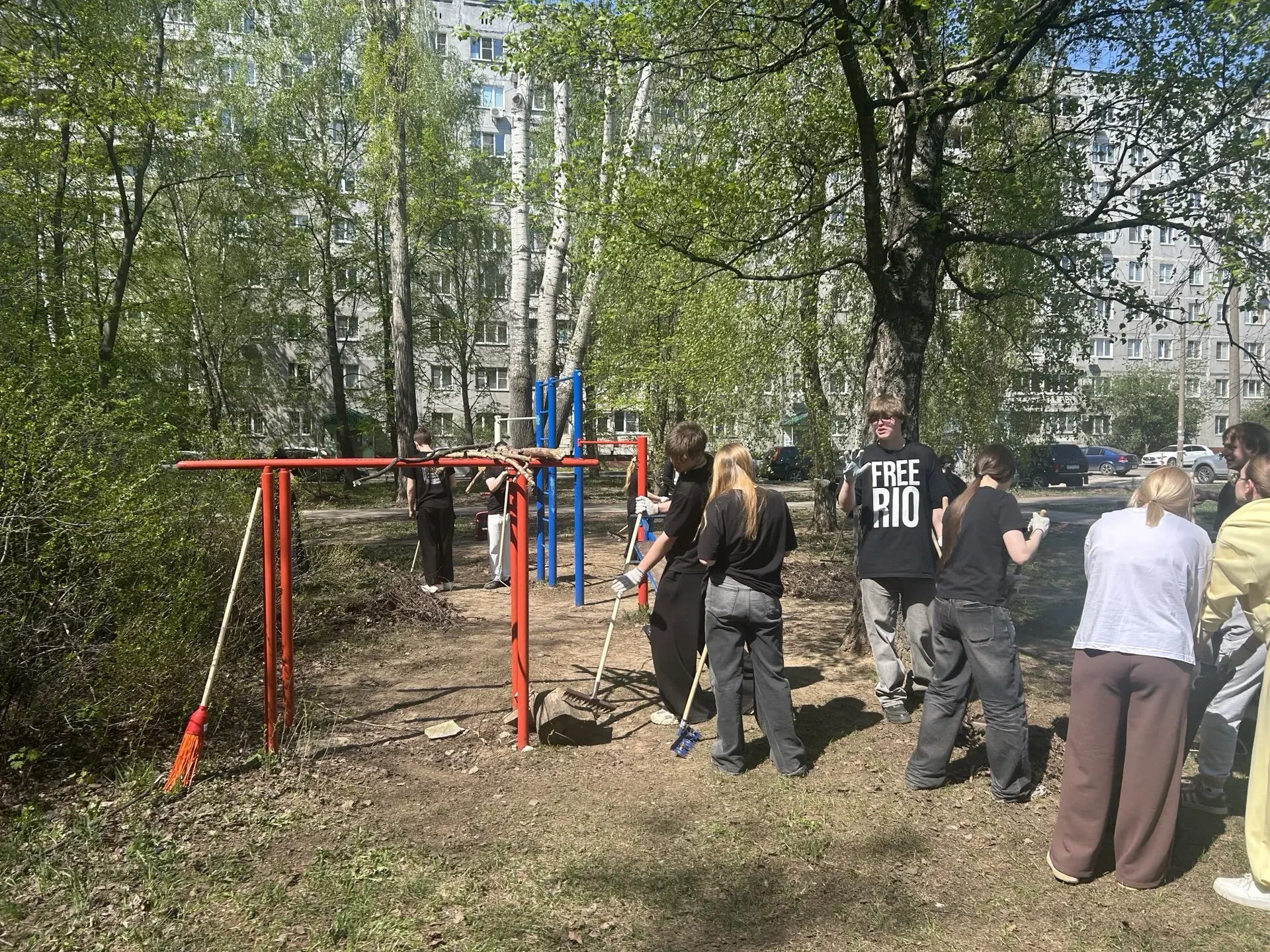 На улице Есенина, 38 — Акимова, дом 13 состоялся масштабный субботник, организованный Домоуправляюще