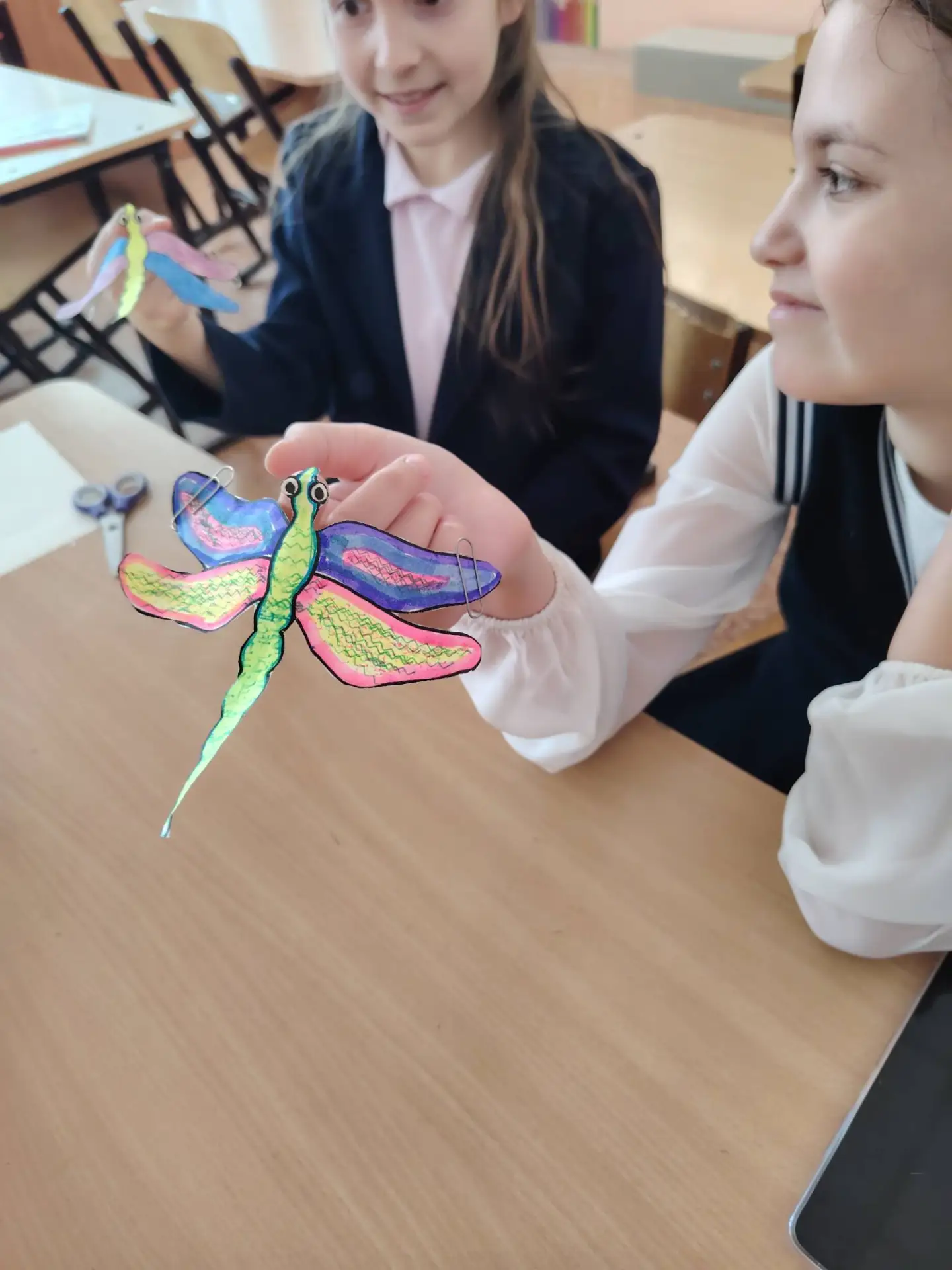Представьте себе уютную комнату, залитую солнечным светом🌞, тихий шелест крыльев бабоч...