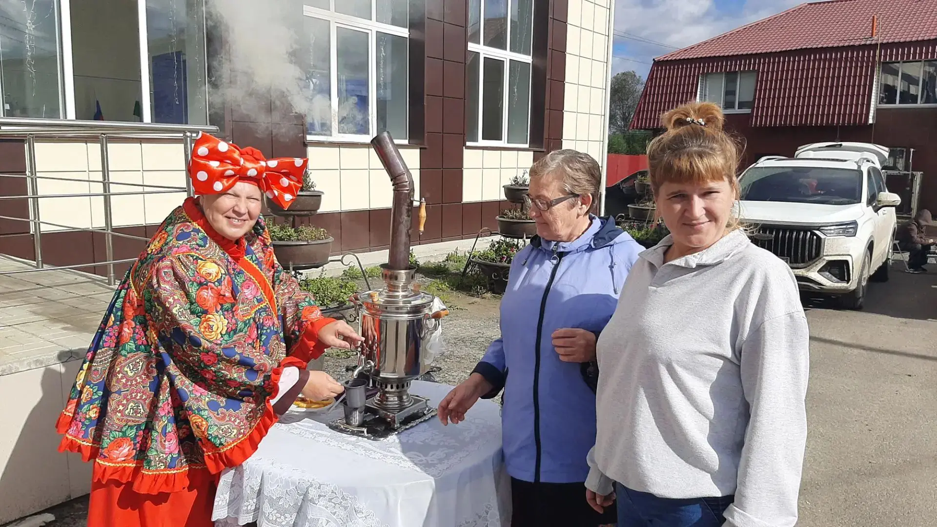 Сегодня работники культуры и самодеятельные артисты встречали своих земляков, пришедших...