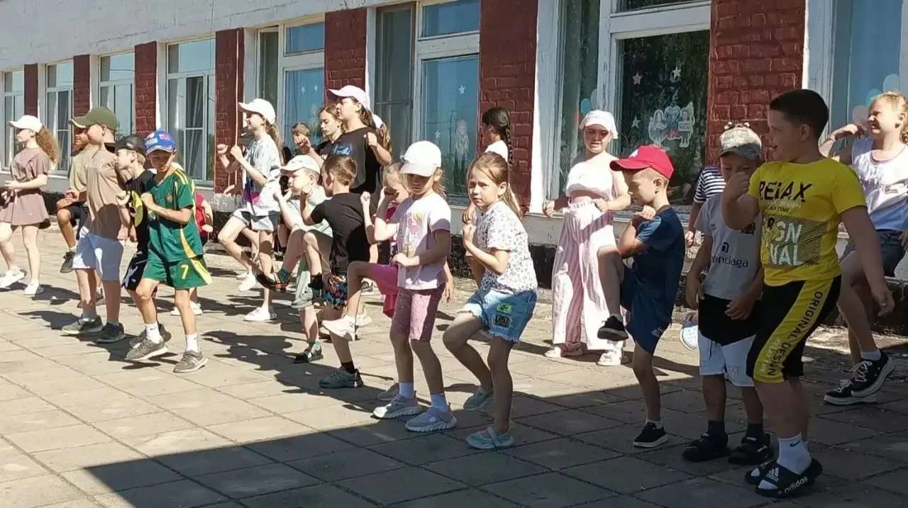 Весело прошёл день в летнем оздоровительном лагере! Утро началось с зарядки на свежем в...