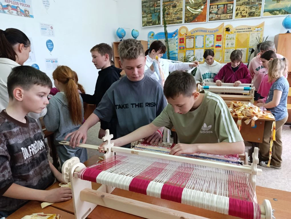 🧶 Нить традиций: в школе №9 станицы Крупской прошёл мастер-класс по ткачеству