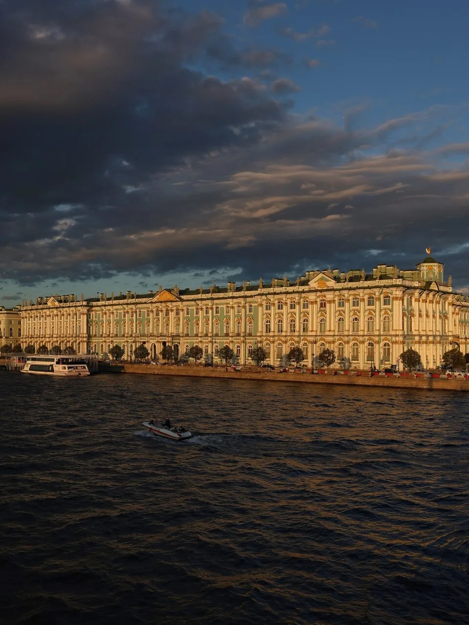 Зимний дворец — символ Петербурга и историческая жемчужина города.