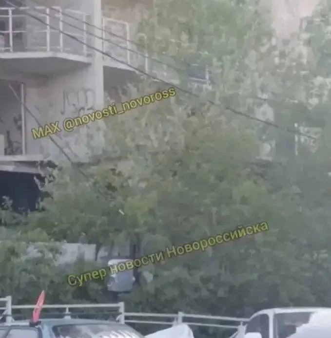 ❗️ «Примите меры!» В Новороссийске школьники играют в заброшенной стройке  В 13-м микрорайоне Новоро