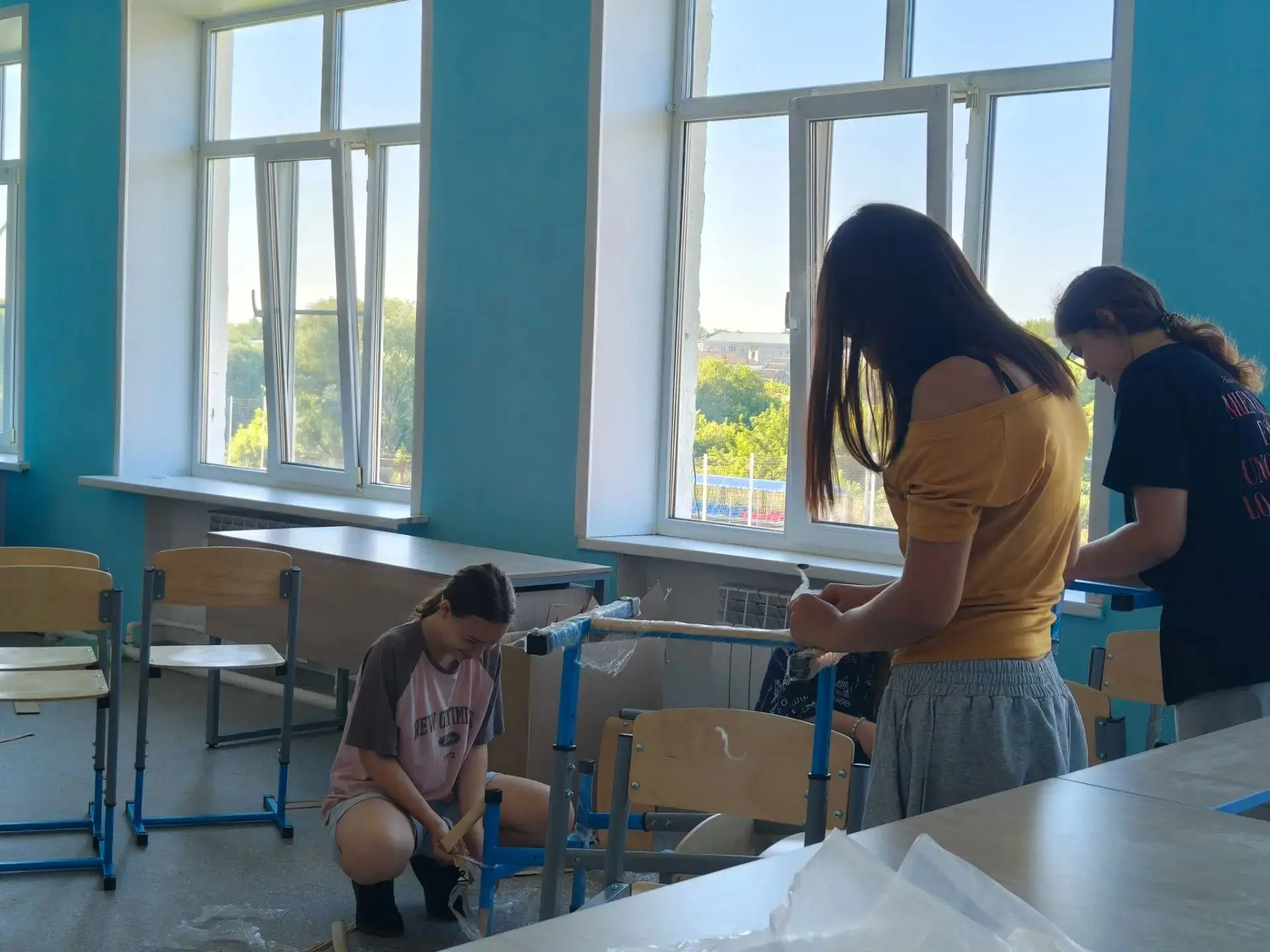 Лето в разгаре, а ребята из нашего летнего трудового лагеря уже вовсю готовят школу к н...