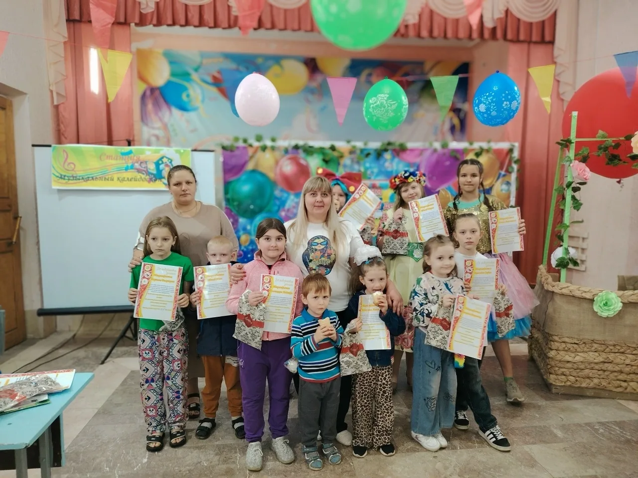 В Комбайновском сельском доме культуры кипит жизнь! Здесь, словно яркие звездочки, заго...