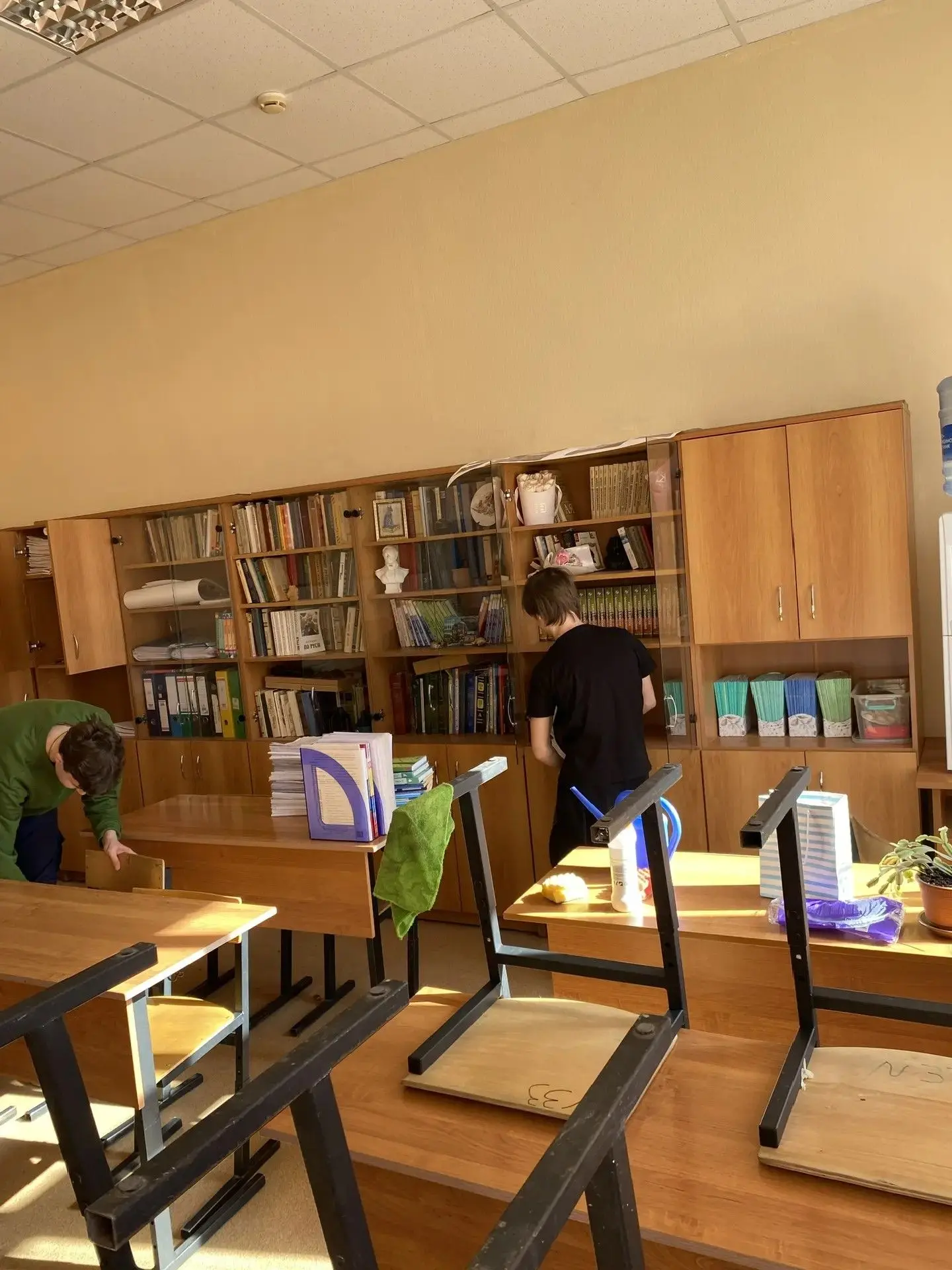 🧹 Школьный субботник: чистота начинается с нас!  В нашей школе прошёл традиционный субботник. Ученик