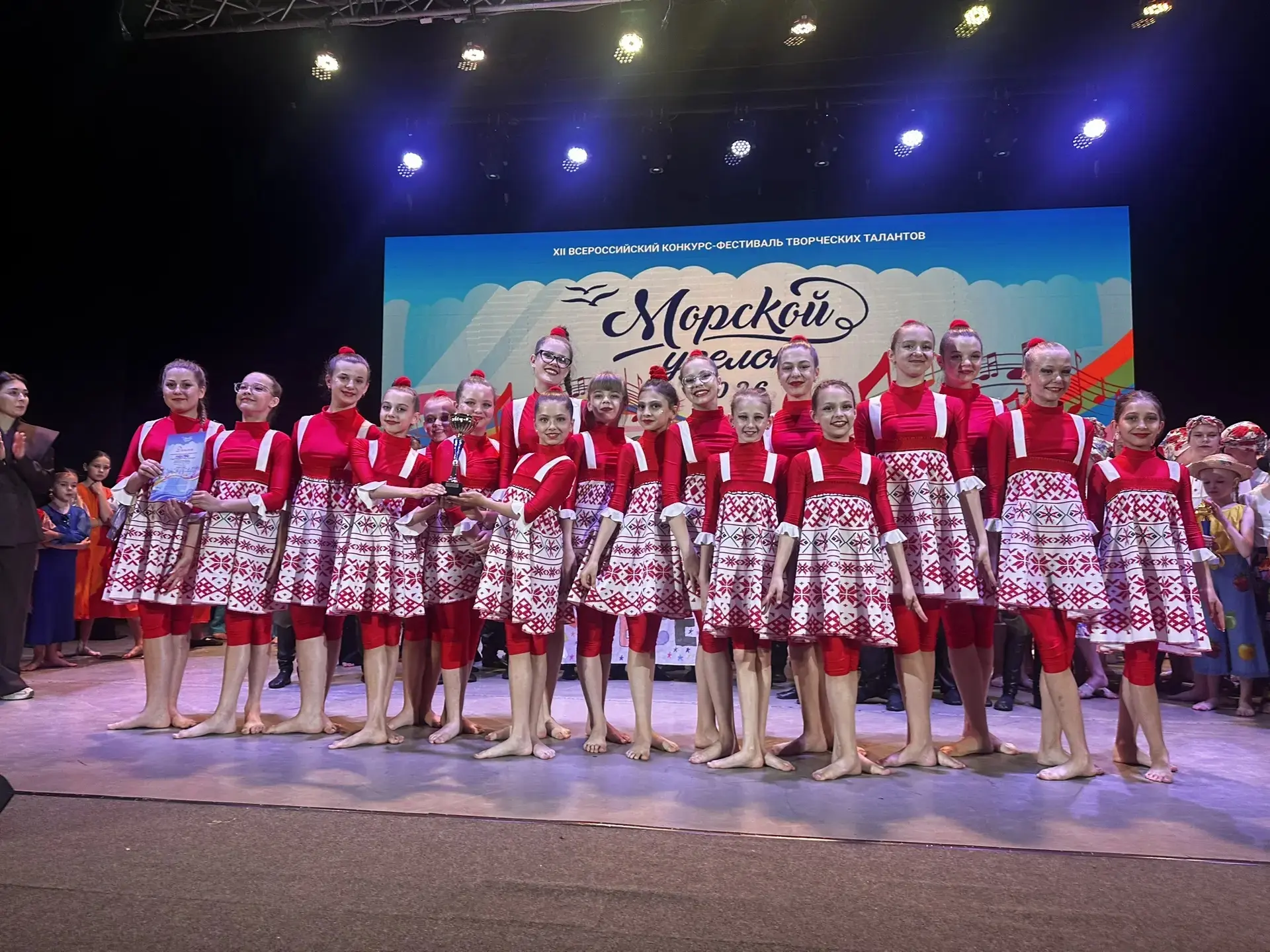 Снова на вершине! 🌟

С огромной радостью и гордостью сообщаем: студия эстрадного танца «Созвездие» 