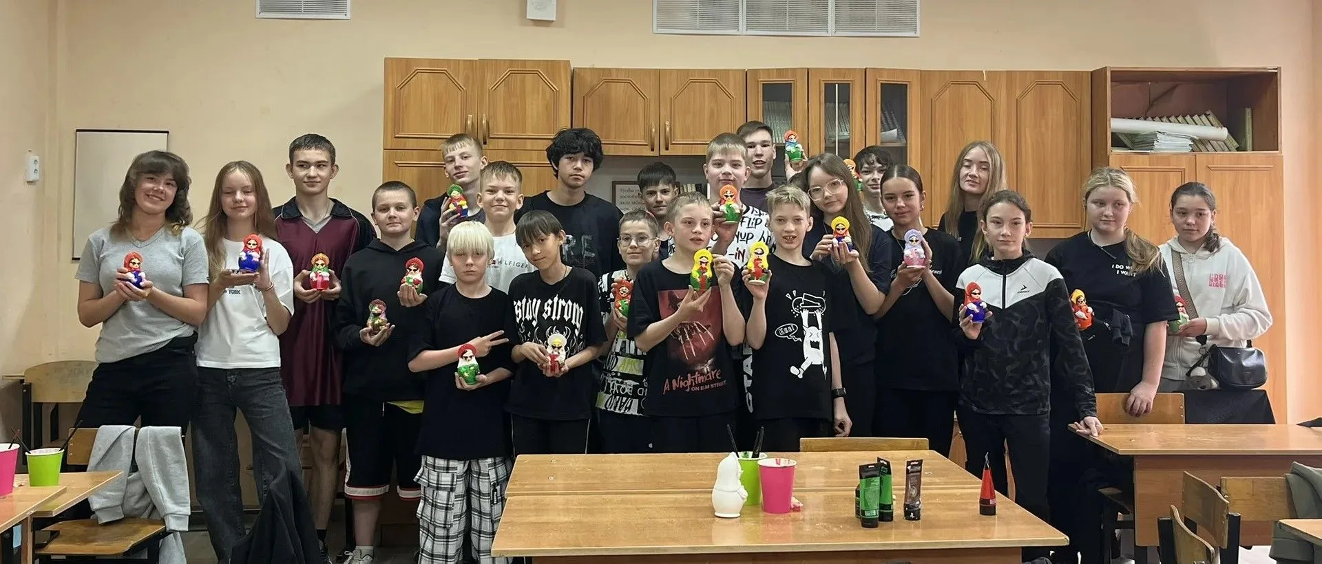 🎨 Мастер‑класс по росписи матрёшки‑шкатулки в лагере «Росинка»
 
 
Мастер‑класс по росписи современ