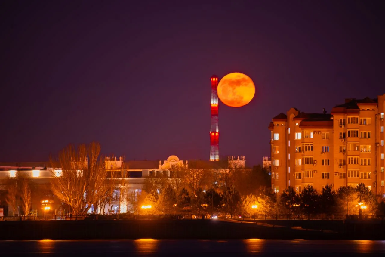🌕🌔🌖 02.04.2026. Небо над Набережной расколола огромная кровавая луна. В эту апрельск...