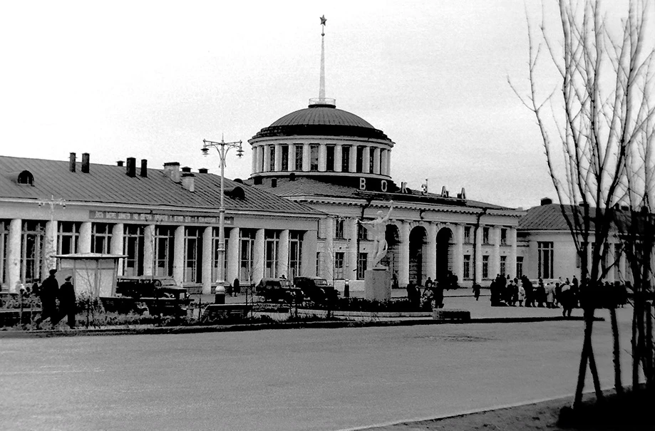 Первая половина 1960-х. Привокзальная площадь. Фотография Г. Н. Карпова. Источник: архив Александра 