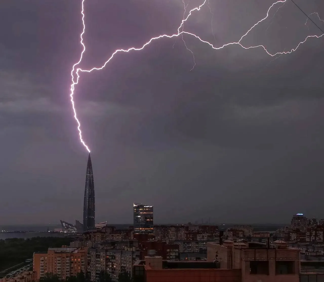 ⛈️ Грозы будут сверкать сегодня в Петербурге, — МЧС

Санкт-Петербург LIVE | Новости