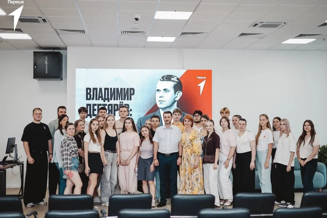 🗣Молодежь ДНР встретилась с внуками Владимира Дегтярёва, благодаря которому Донецк обр...