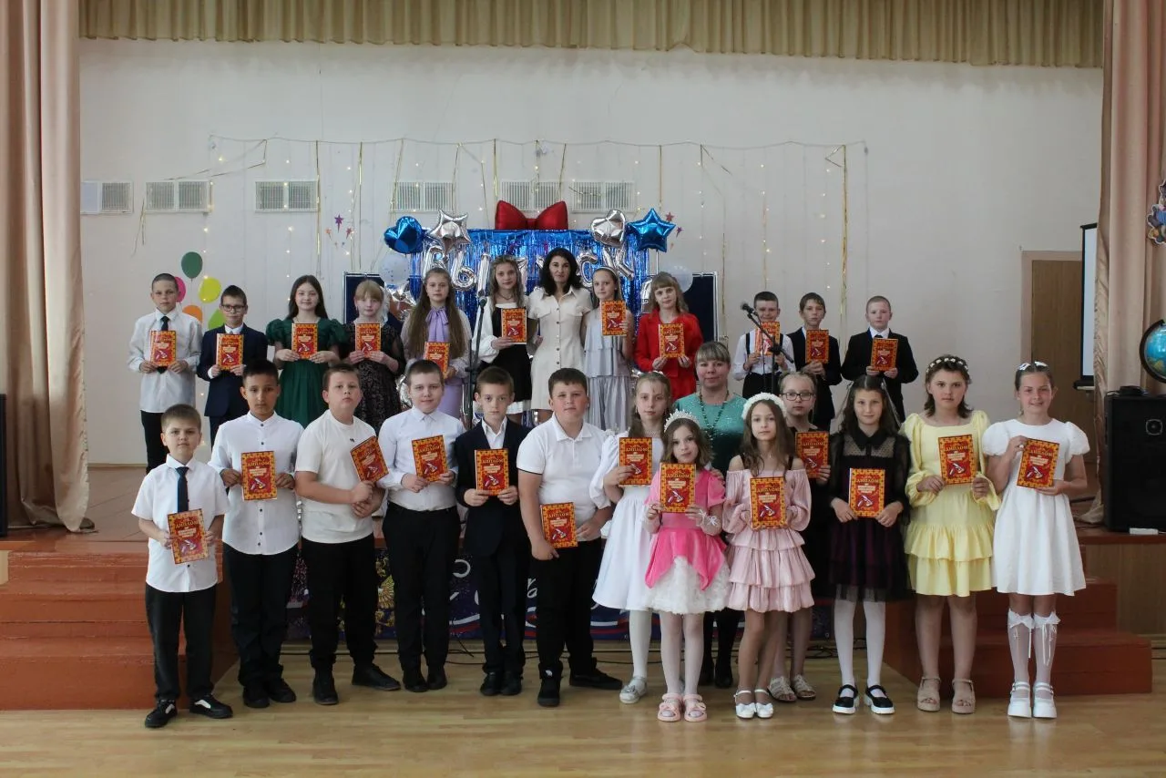 Прощай, начальная школа! 🎓✨

В Алексеевской школе прошёл выпускной для учащихся 4-х классов! Только