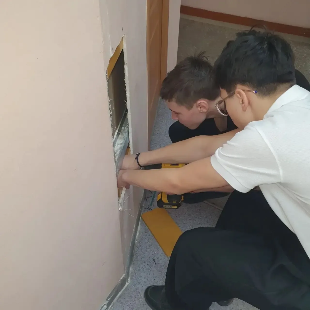 🛠В нашей школе действует Отряд помощников: под руководством учителя технологии Гулова Рината Зуфаров