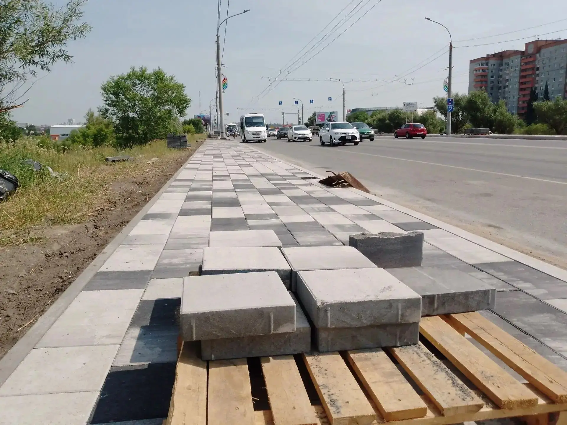 На улице Лукашевича восстанавливают тротуары и бордюры. Работы по комплексному обновлен...