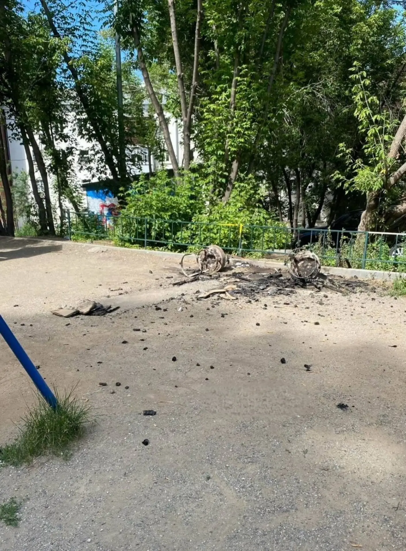 😡Подростки разгромили детскую площадку в Радужном: жгут костры, ломают скамейки

На Помяловского, 1