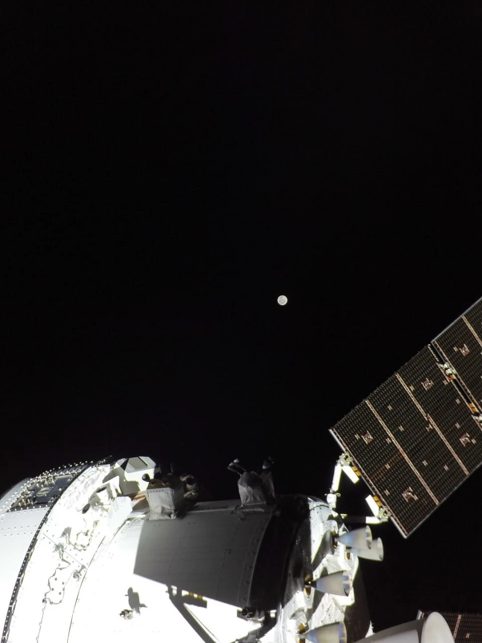Экипаж Artemis 2 увидел Луну вблизи  🌖