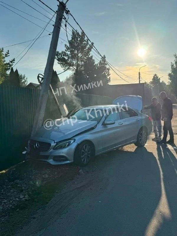 ⚡️ЧП в Брехово: водитель на Mercedes снёс столб.