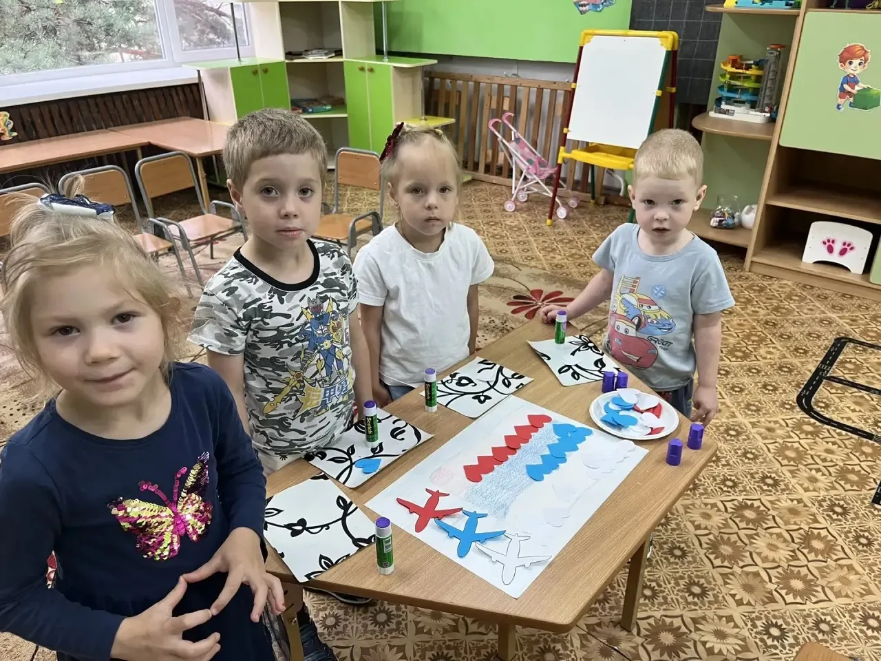 🇷🇺Ко Дню Государственного флага РФ ребята младших групп сделали творческие работы вме...
