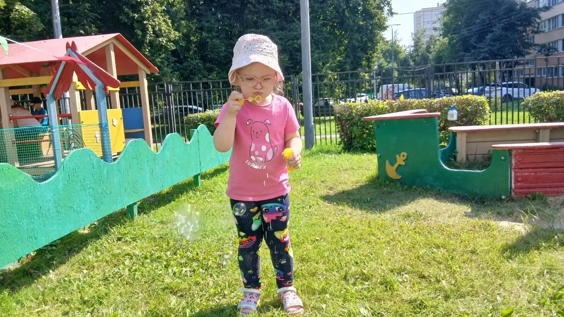 Игры с мыльными пузырями - прекрасное времяпровождение на прогулке в летний период🫧.