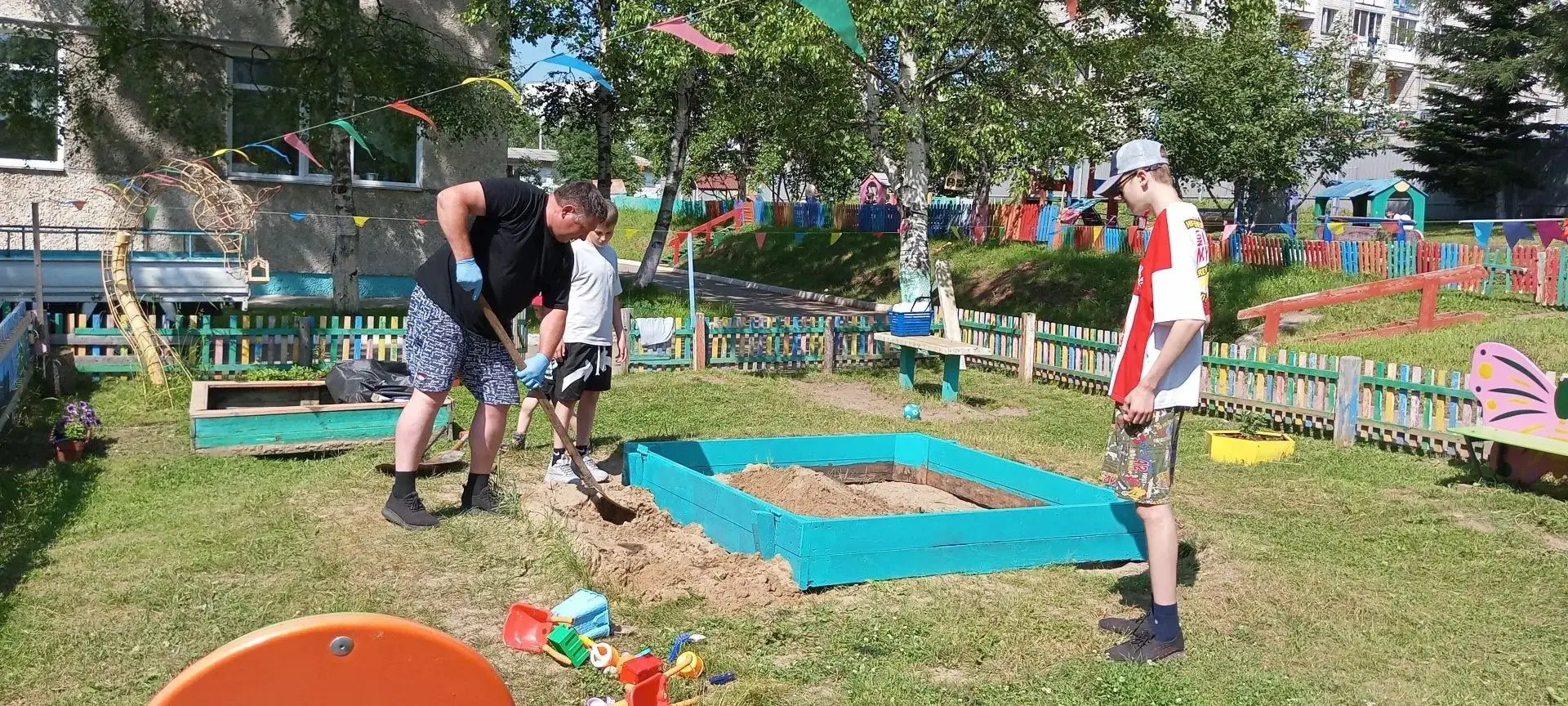 Благодаря неравнодушию и активной помощи родителя — Федорченко Сергея Леонидовича — на территории по