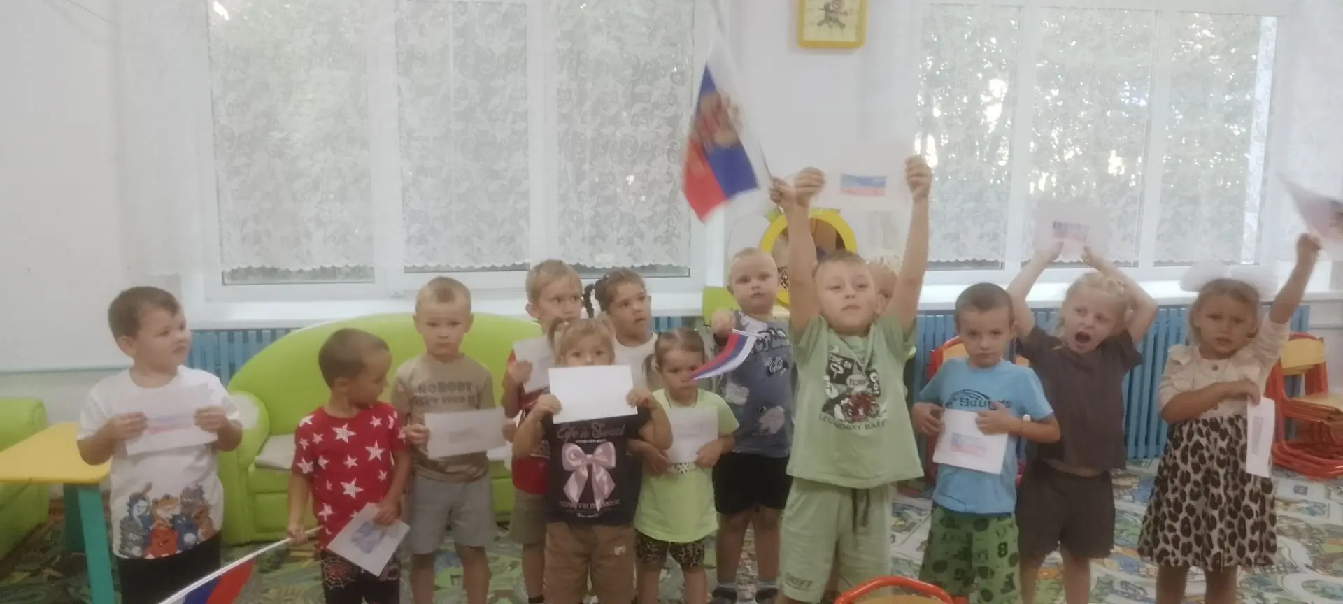 В нашем детском саду прошло занятие, посвященное Дню Государственного флага Российской ...