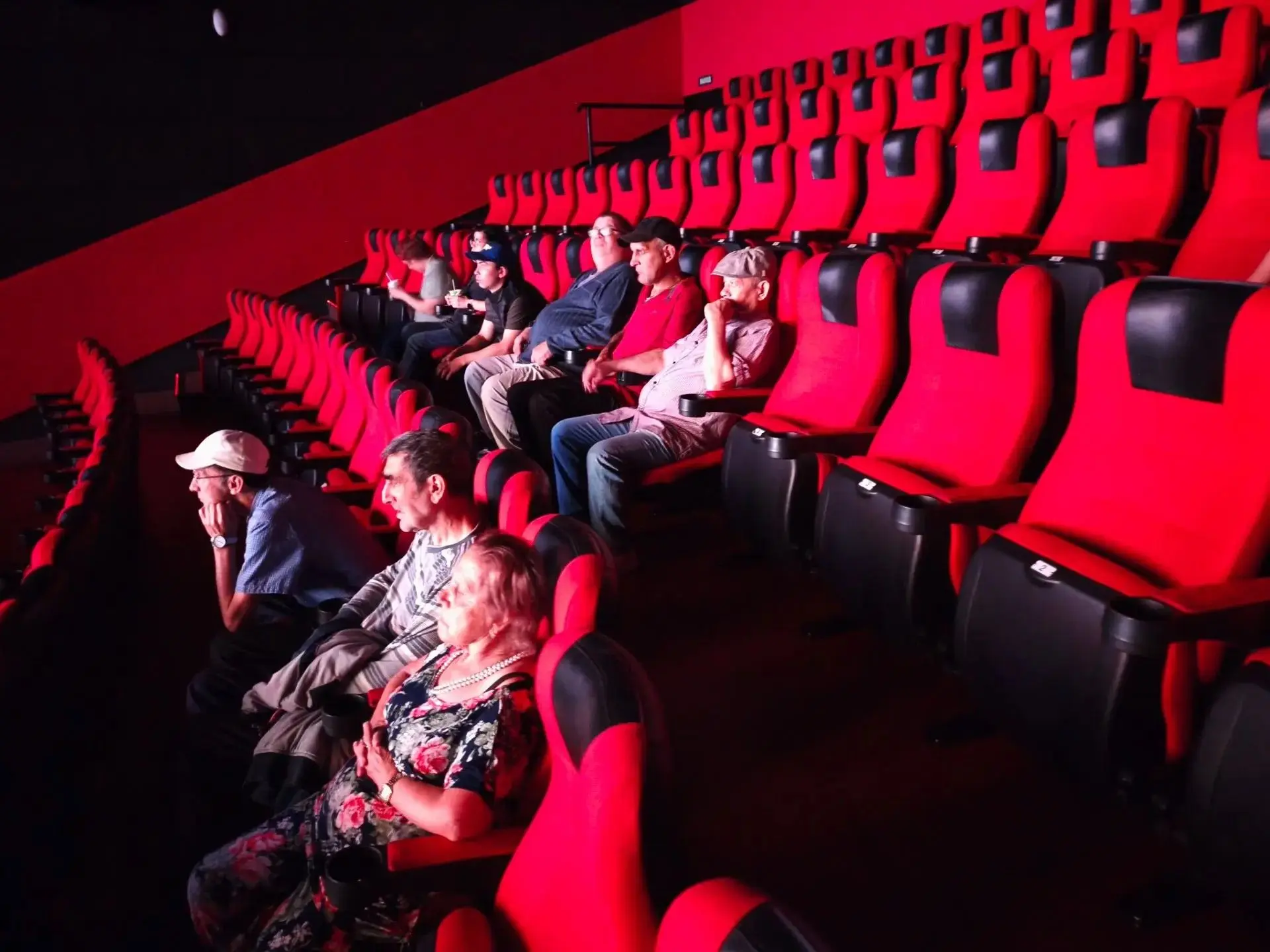 Жильцы ГКУ "НДИПИ" посетили кинотеатр Дея синема и посмотрели смешную и позитивную камедию, получили