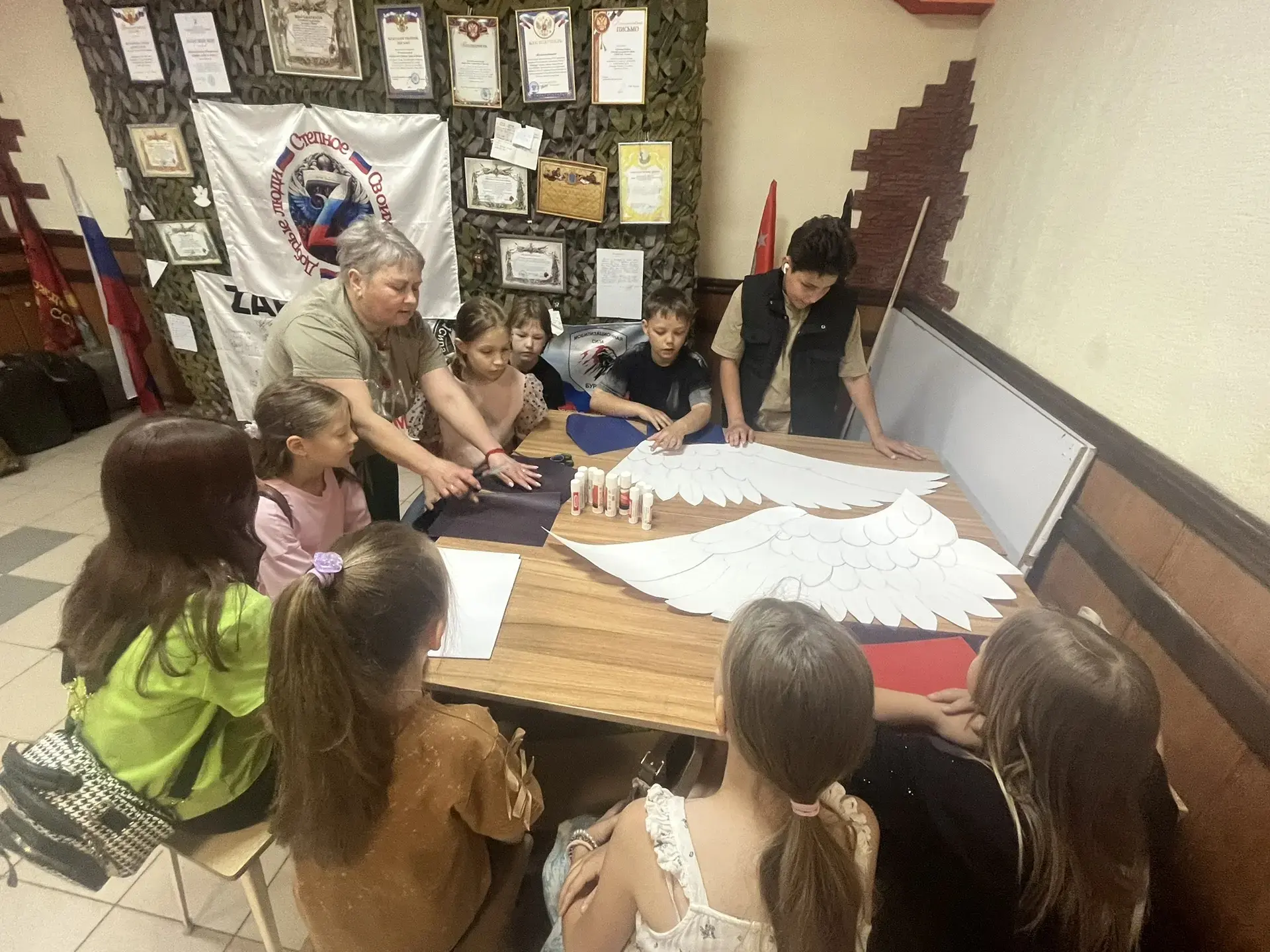 С любовью к Родине: ребята с досуговой площадки создали «Крылья России» .
В преддверии одного из сам