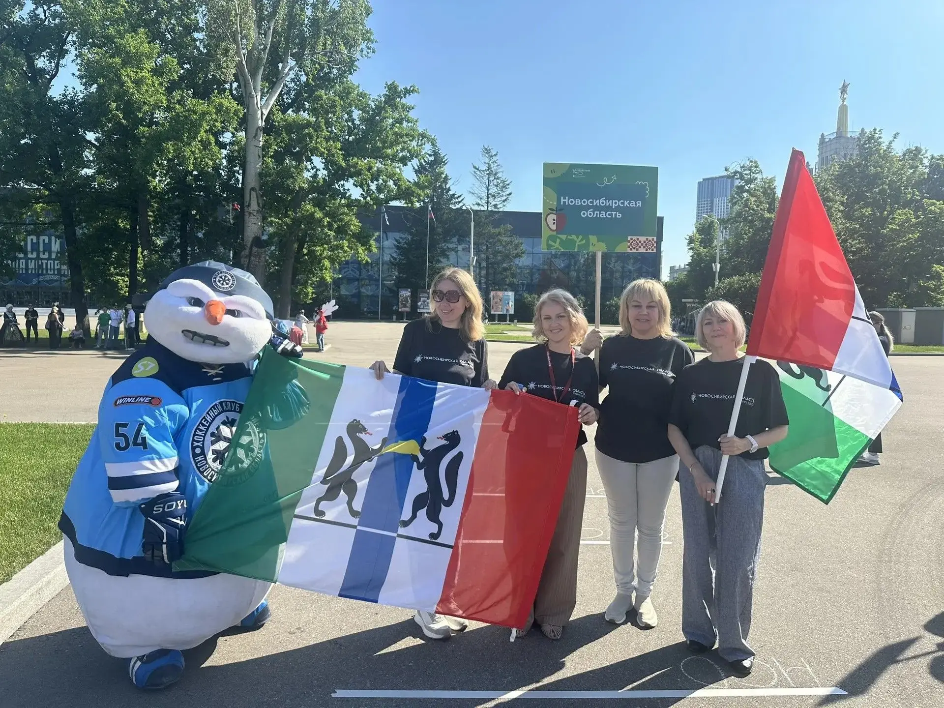 💥Делегация Новосибирской области вместе со своим маскотом — Снеговиком — прошла в торж...