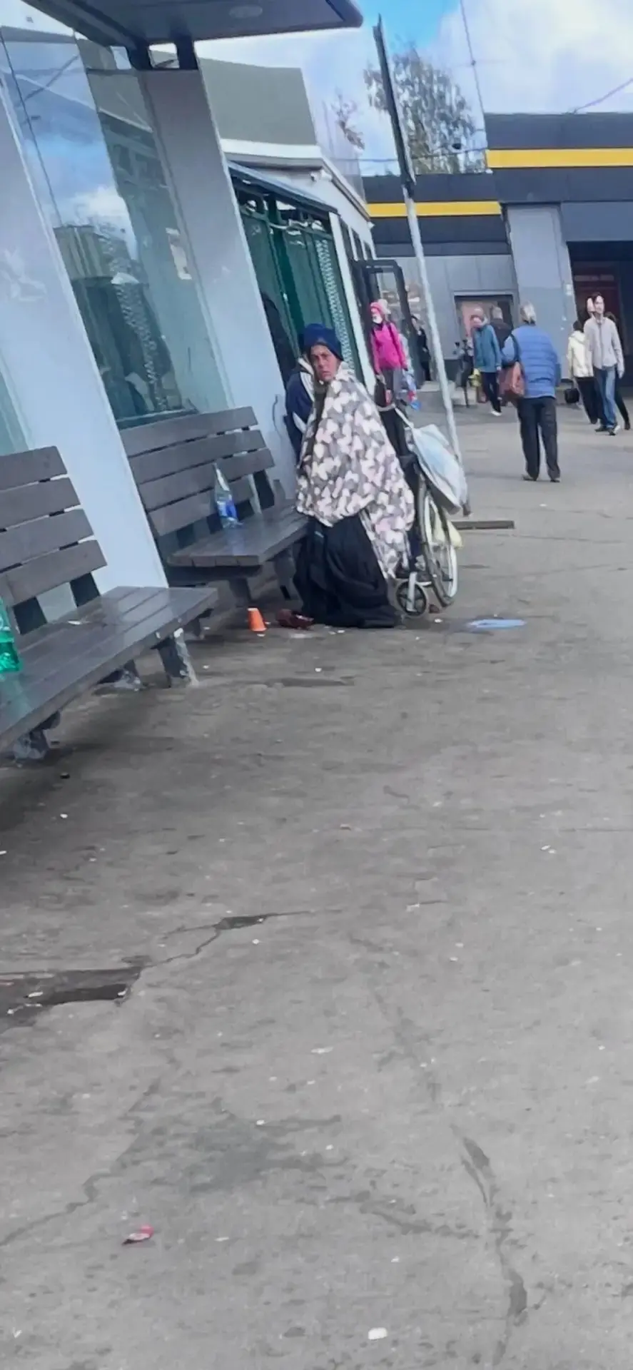 😔 На остановке у станции женщина-колясочница живет и справляет нужду прямо на глазах у...