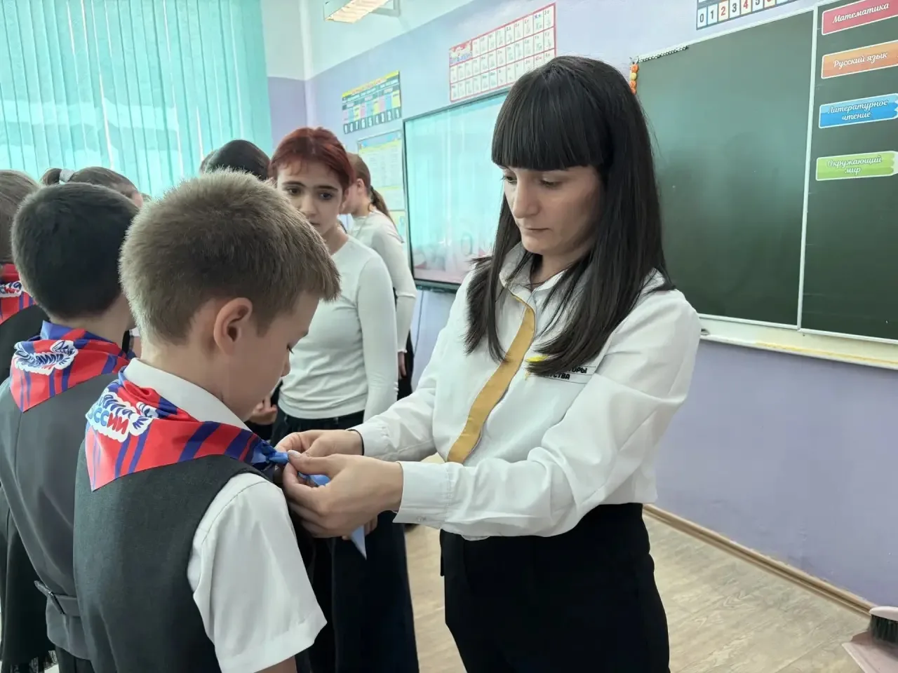 Связь поколений: от пионеров к «Орлятам» ✨  В День общественных объединений наши наставники «Орлят Р
