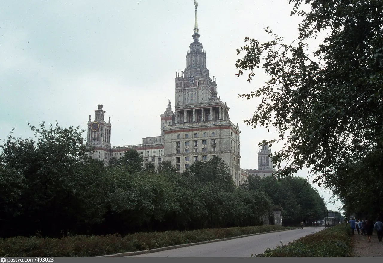МГУ со стороны Биофака