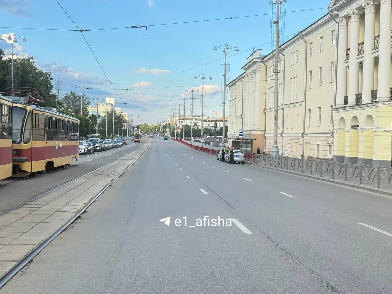 Сторону Ленина, где колледж Ползунова, перекрыли для пешеходов. 

Подростки пытались перелезть через
