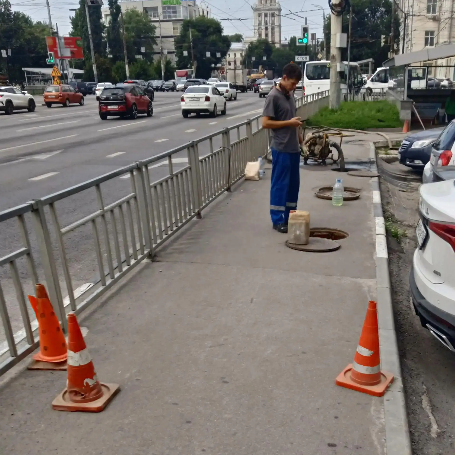 НАМ ПИШУТ:

"Представители РИР Энерго откачивают воду из тепловой камеры, чтобы перекрыть задвижки (