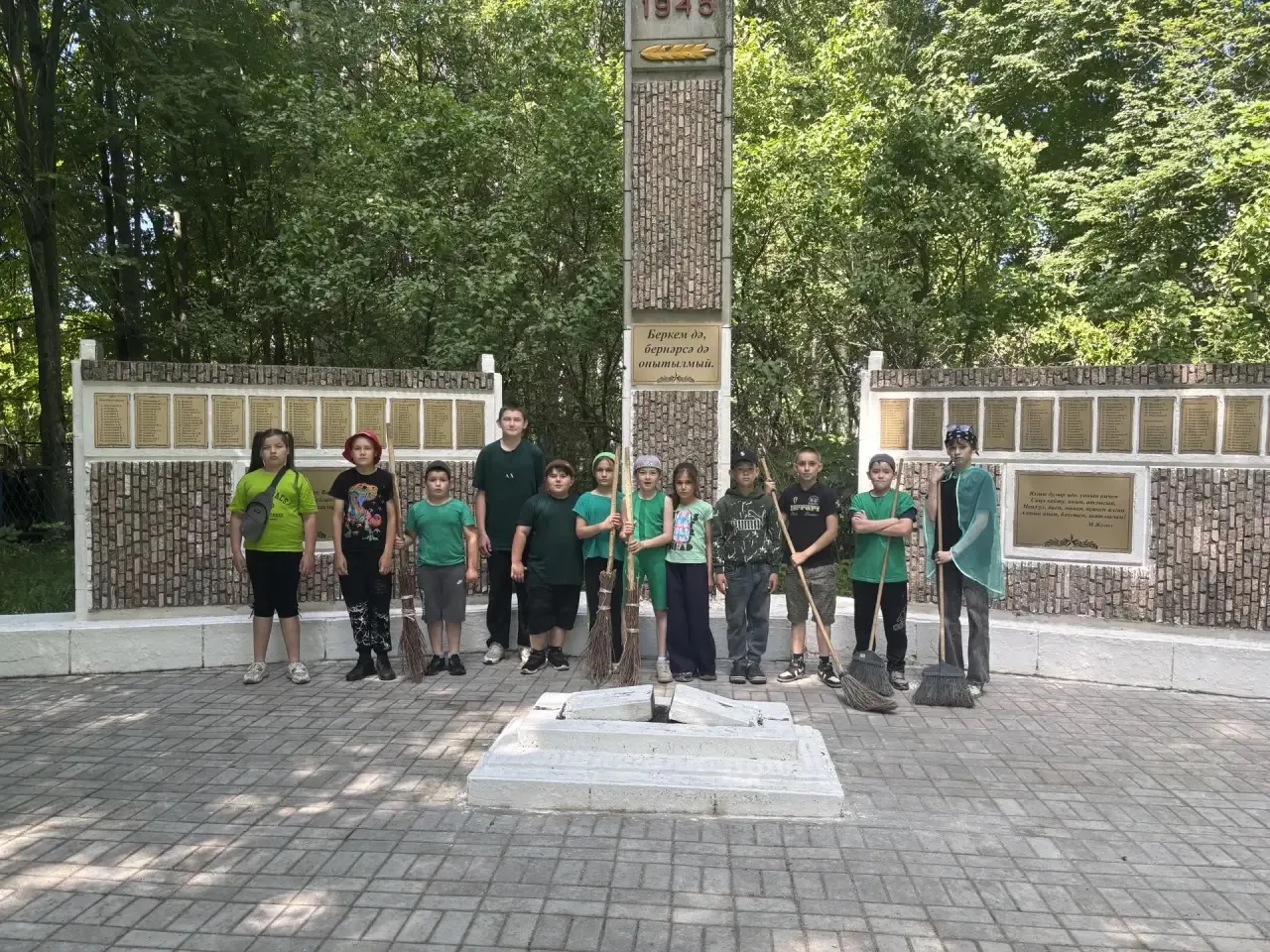 22 июнь — Хәтер һәм кайгы көне — Бөек Ватан сугышы башланган көн якынлаша. "Карлыгач" мәктәп яны ял 
