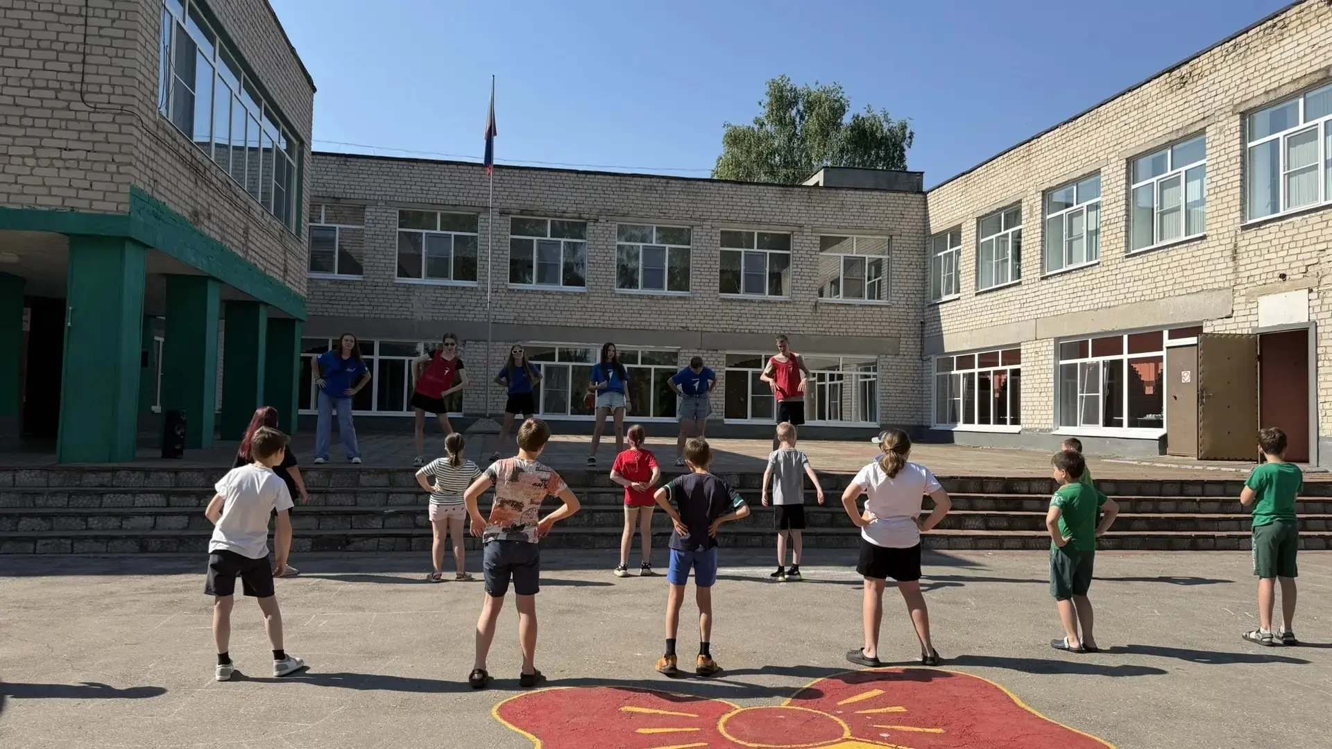 🌞Яркий день в пришкольном лагере

☀После бодрой зарядки и вкусного завтрака ребята отправились рисо