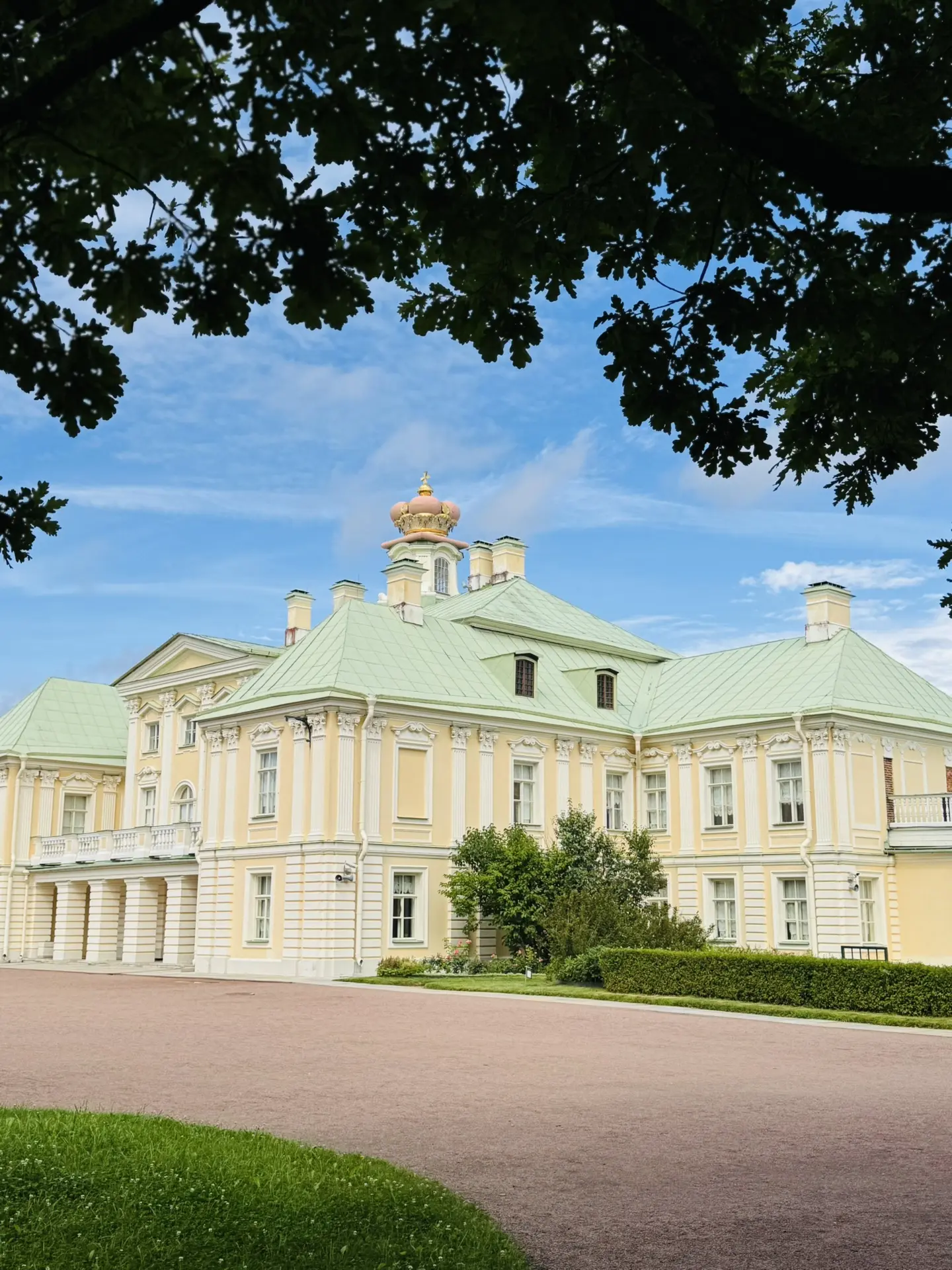 19 июня 1864 года было открыто железнодорожное сообщение из Петербурга до Ораниенбаума 🌳 🍊 

🚂Пое