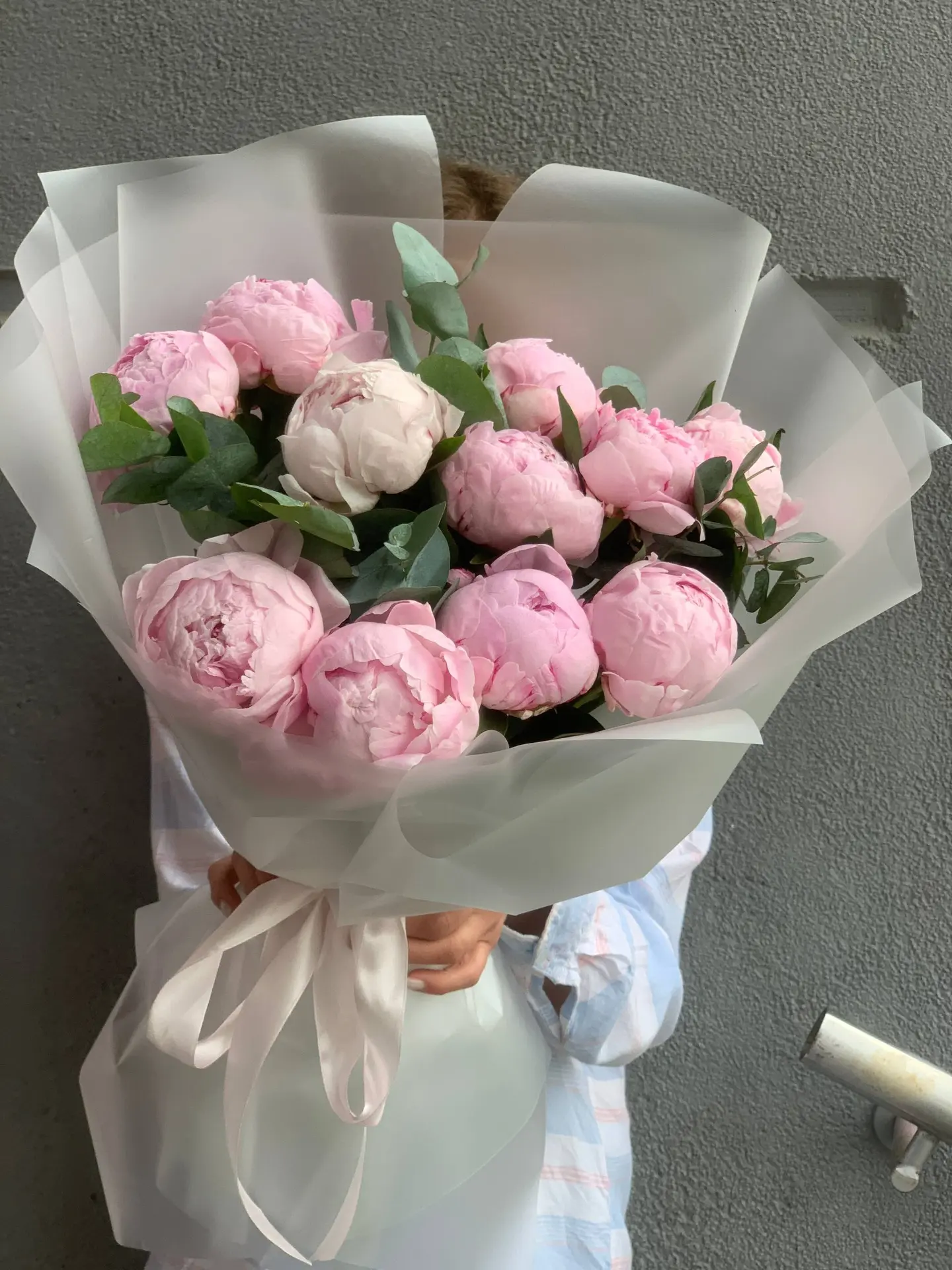 Нежность, которую хочется подарить 💗

Воздушные пионы создают романтичное настроение, а эвкалипт до