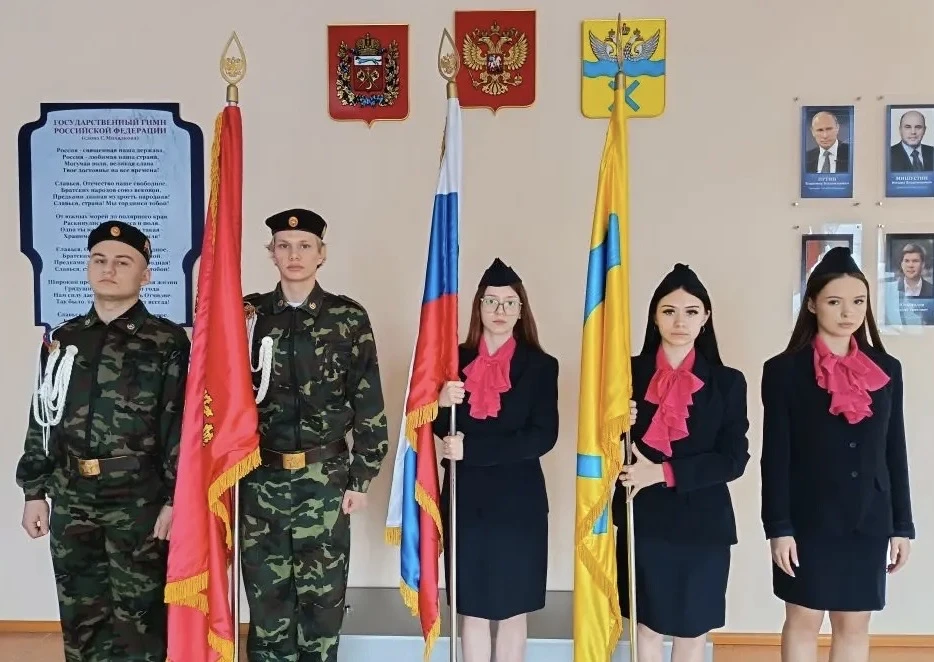📣 Новую учебную неделю ОУФТ традиционно начинает с торжественной церемонии выноса флага и исполнения