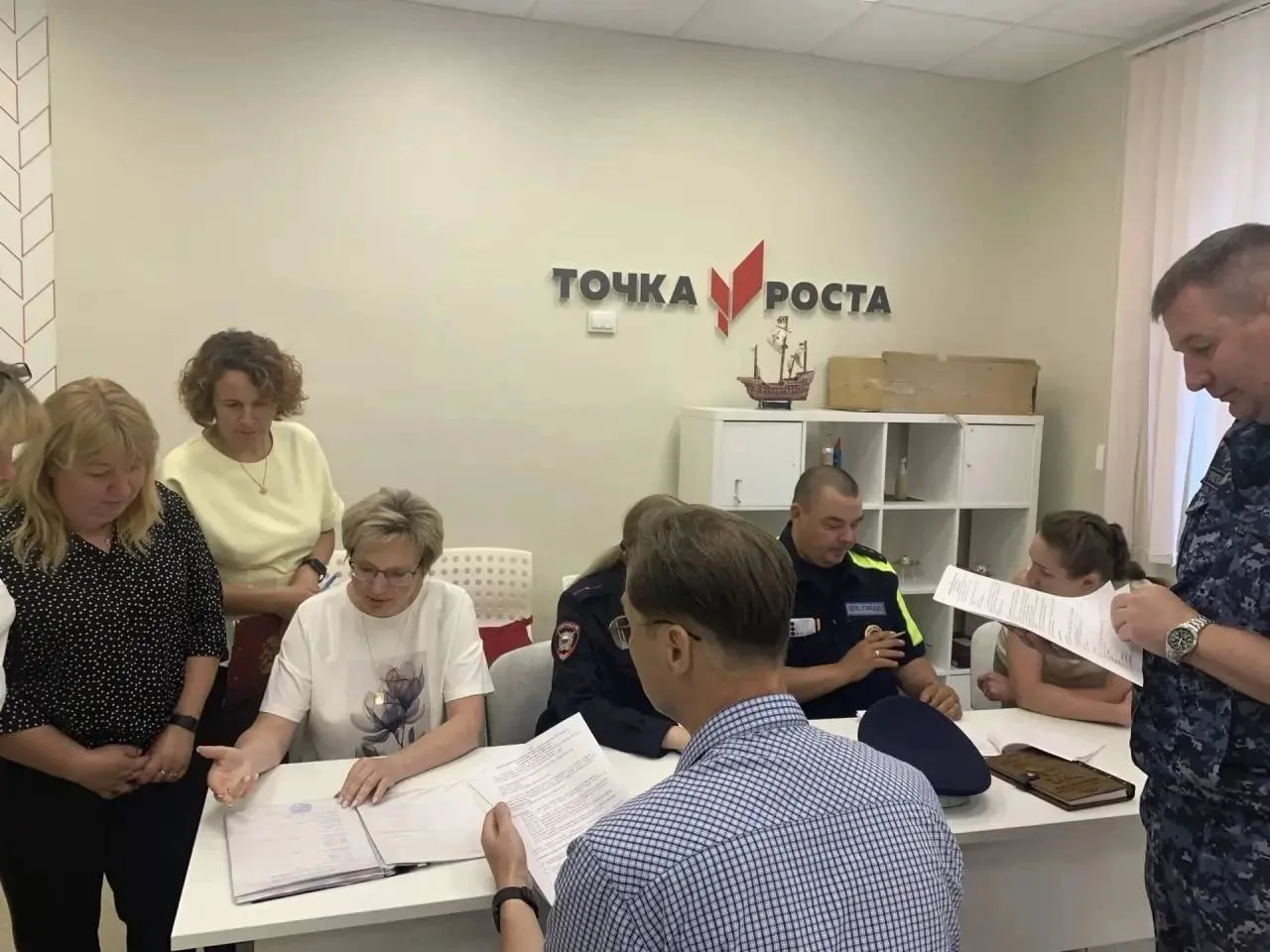 🏠 В Тихвинском районе стартовала кампания по приемке школ к новому учебному году