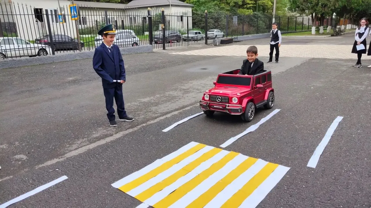 🚦 Юные инспекторы движения из 4А: играем в ПДД! 🚗