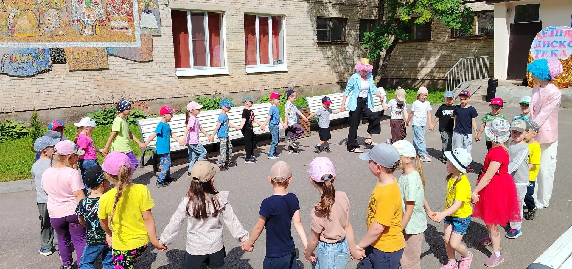 🥳👫🎼В детском саду особенно весело, потому что у нас прошла летняя детская дискотека!
Детская диск