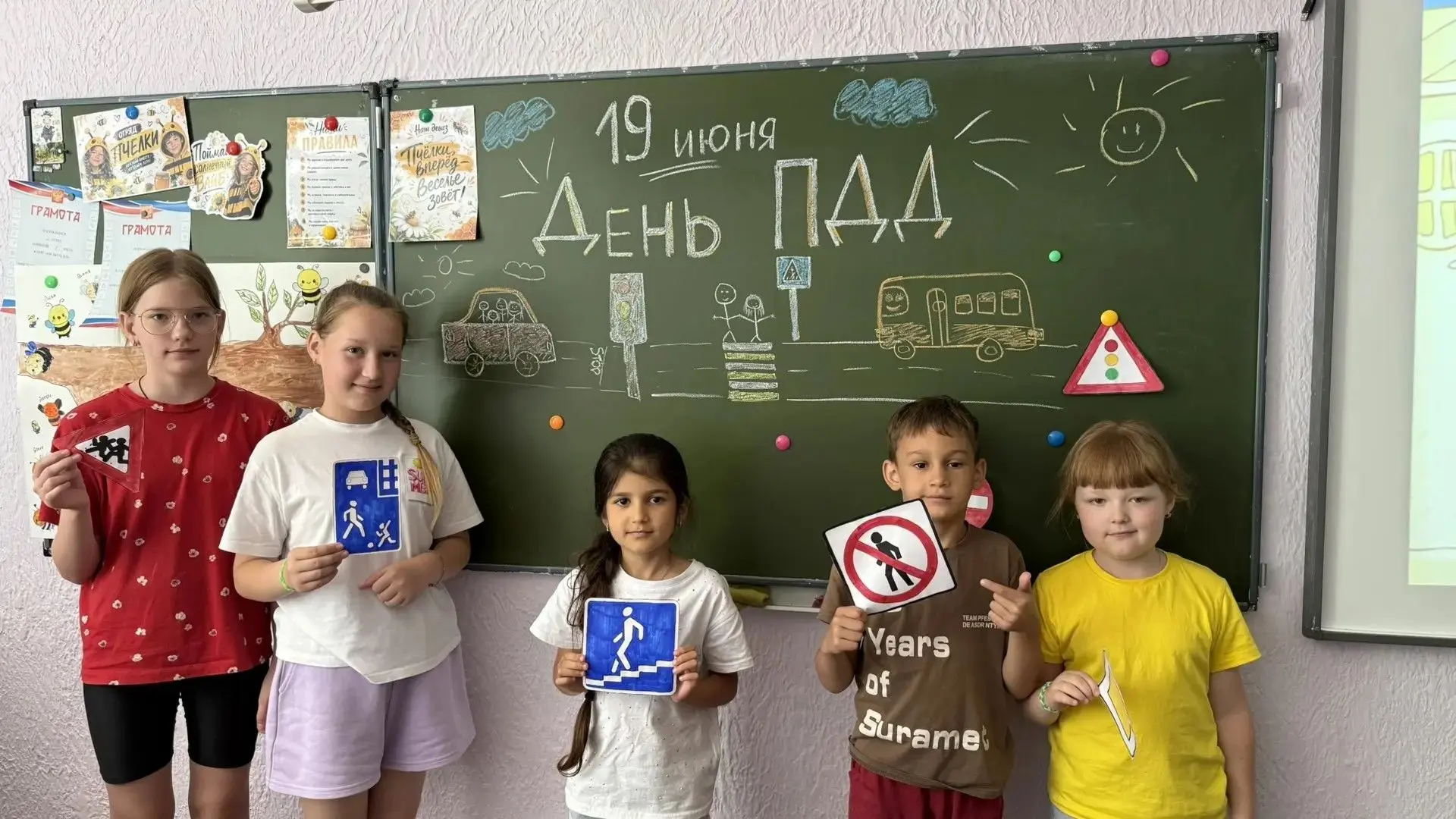 Лето, велосипед и безопасность: как в лагере "Улыбка"  повторяют  правила дорожного движения.
    В 
