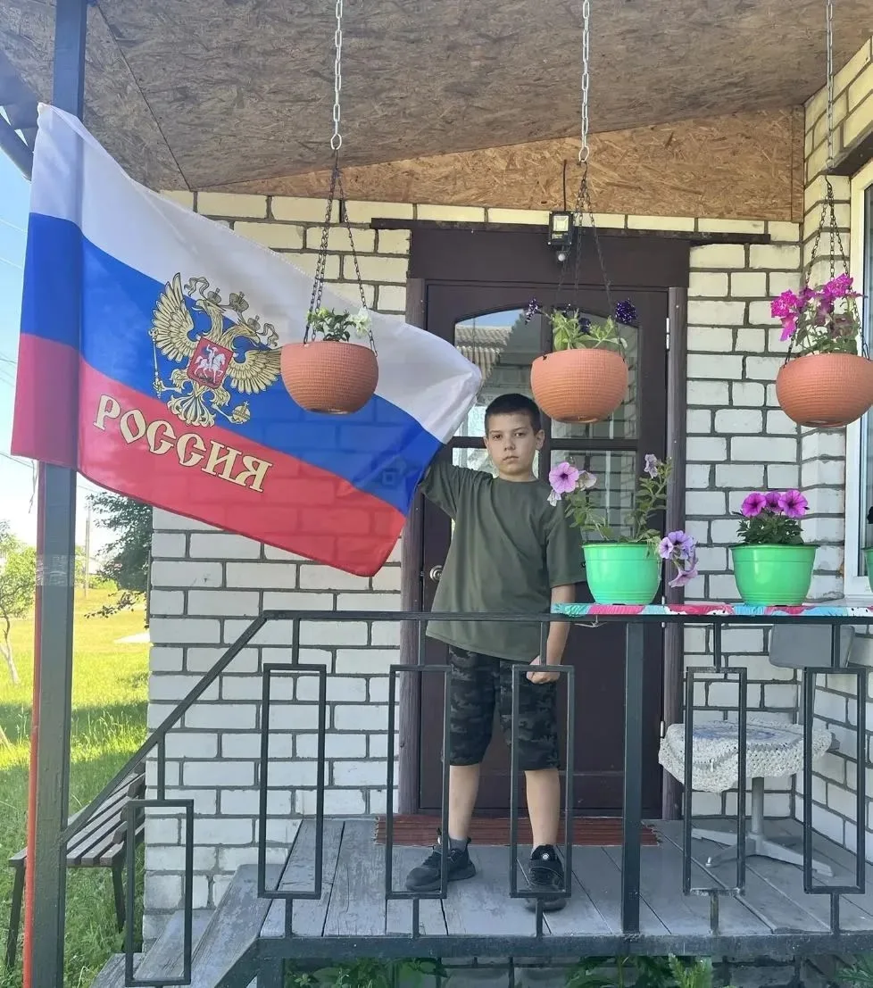 🇷🇺 ФЛАГ ВО ДВОРАХ. ОКНА РОССИИ🇷🇺