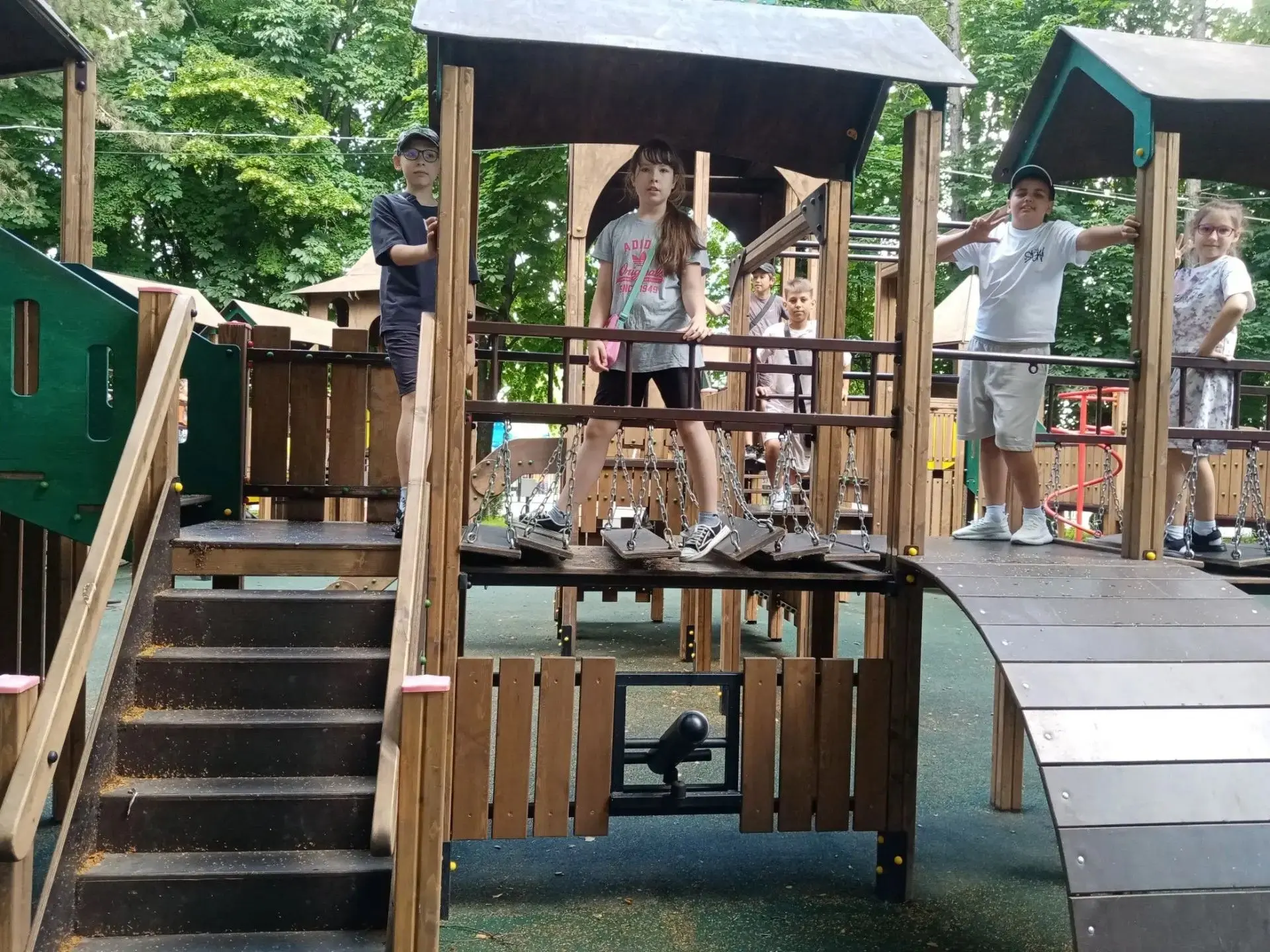 🎢 Весёлый день в парке!
Наши ребята побывали на настоящей экскурсии в Парке культуры и отдыха имени