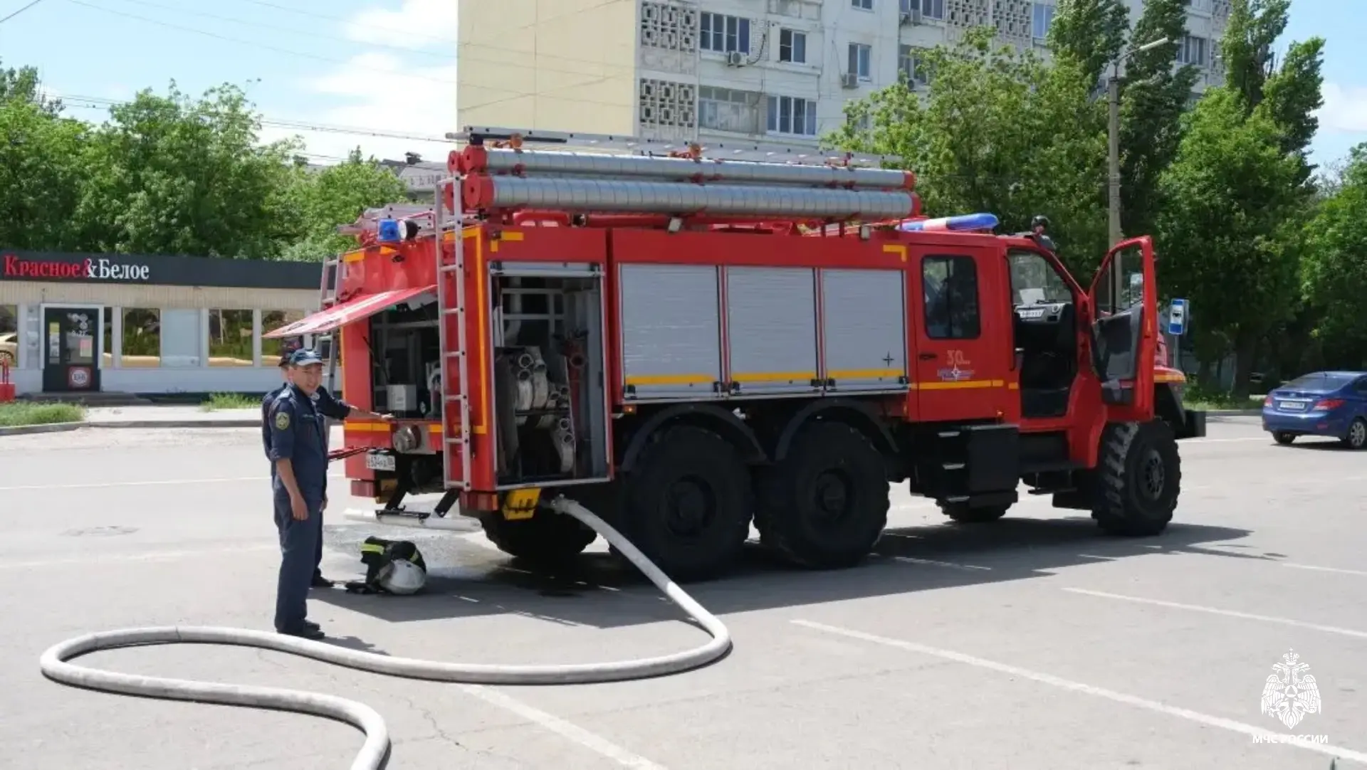 🔹В Элисте сотрудники МЧС Калмыкии ликвидировали пожар в автосалоне  🔹Сегодня, в 11:59 поступило сооб