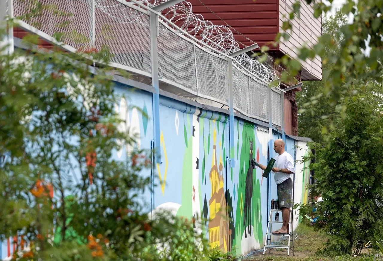 В Сургуте завершают роспись фасада «Городских тепловых сетей» ✍️