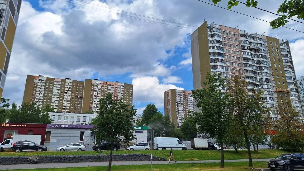 🏢 На Воронежской улице продолжаются работы по обновлению фасадов жилых домов.

🎨 Специалисты посте
