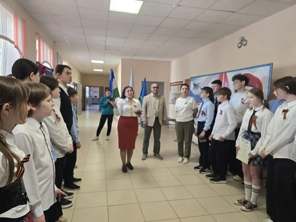🎉 В нашей школе прошли торжественные линейки! 🌟  На линейках отметили важные достижения учащихся и в